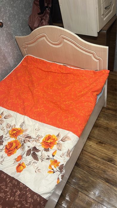 Кровать с матрасом и тумбой в отличном состоянии