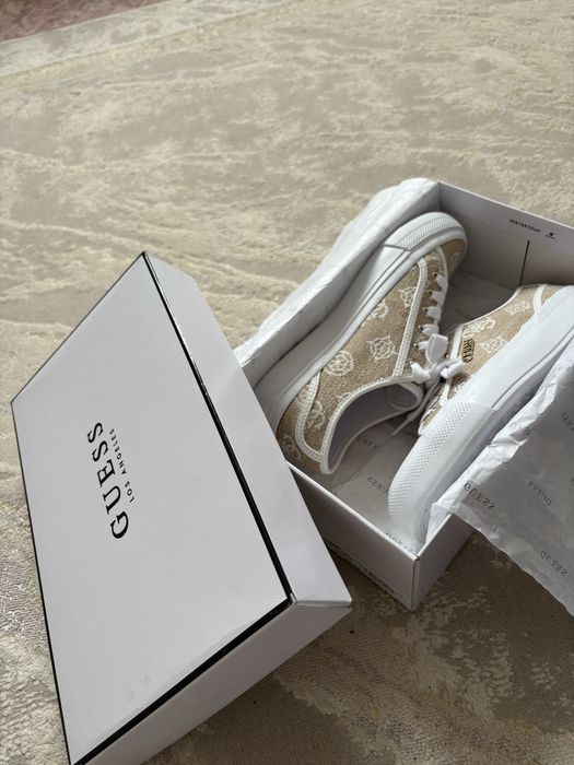 Кроссовка от Guess