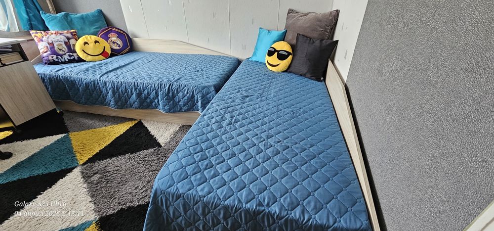 2 дивана- единият НЕИЗПОЛЗВАН с еднолицеви матраци и ракли  за  багаж