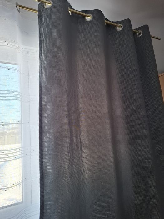 Draperii de culoare gri petrol .