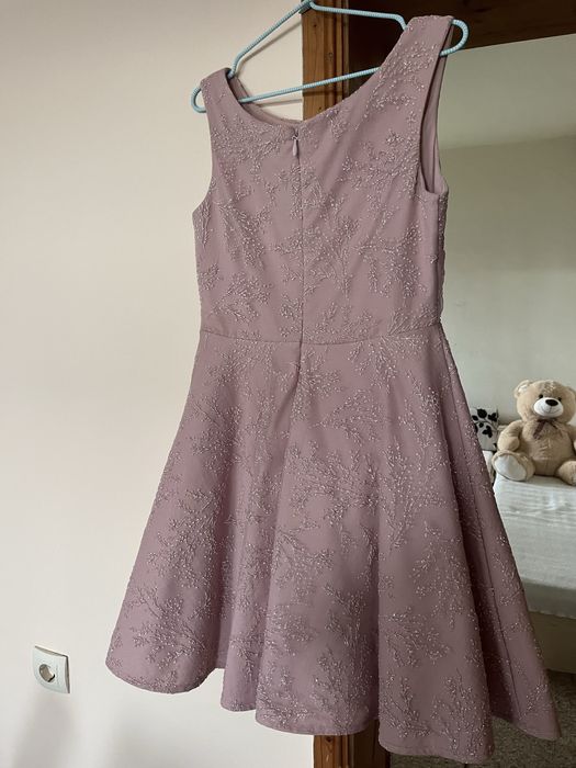 Рокля със красив блясък. Носена един път на живо е още по-красива.