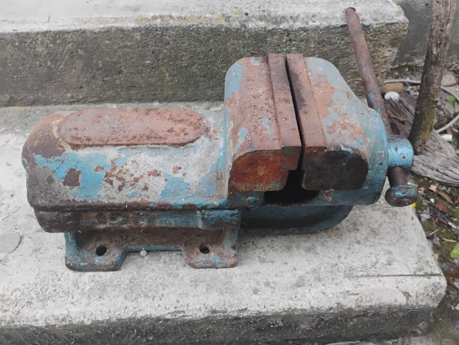 Vând menghina 120 mm