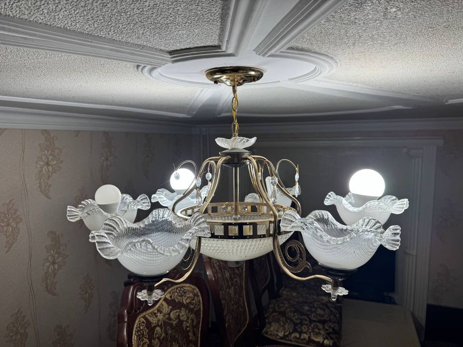 Люстра сотилади.