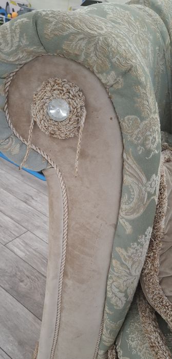 Диван с подушками в нормальном состоянии.