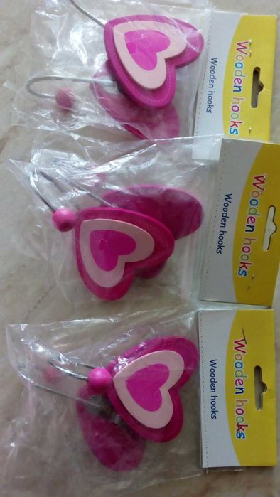 3 броя свързани елхи с LED лампички.Закачалки розови сърца.