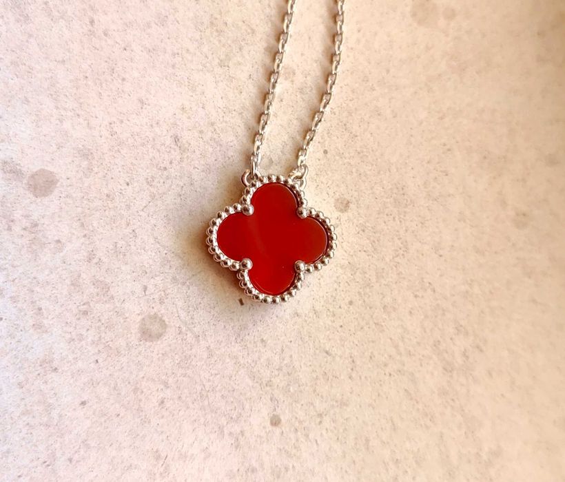 Дамско колие с детелина от червен карнелин на Van Cleef & Arpels VCA