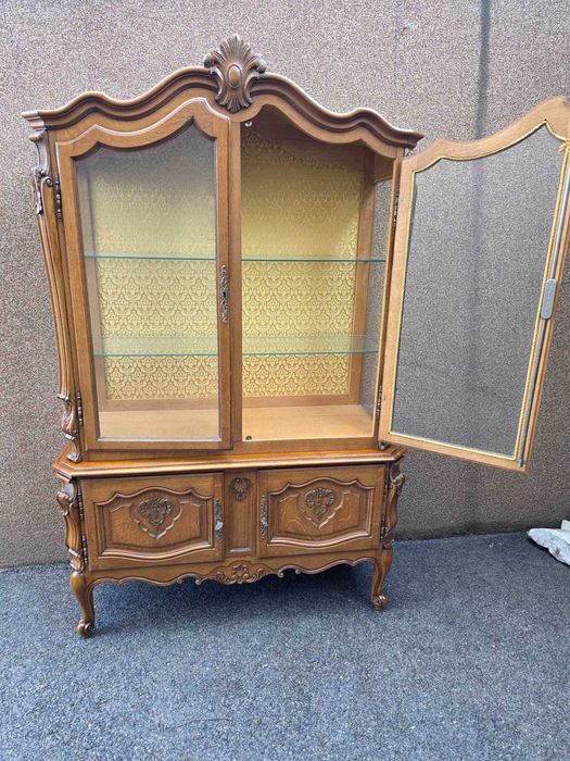Витрина в стил Луи 15 с дърворезба и кристални стъкла