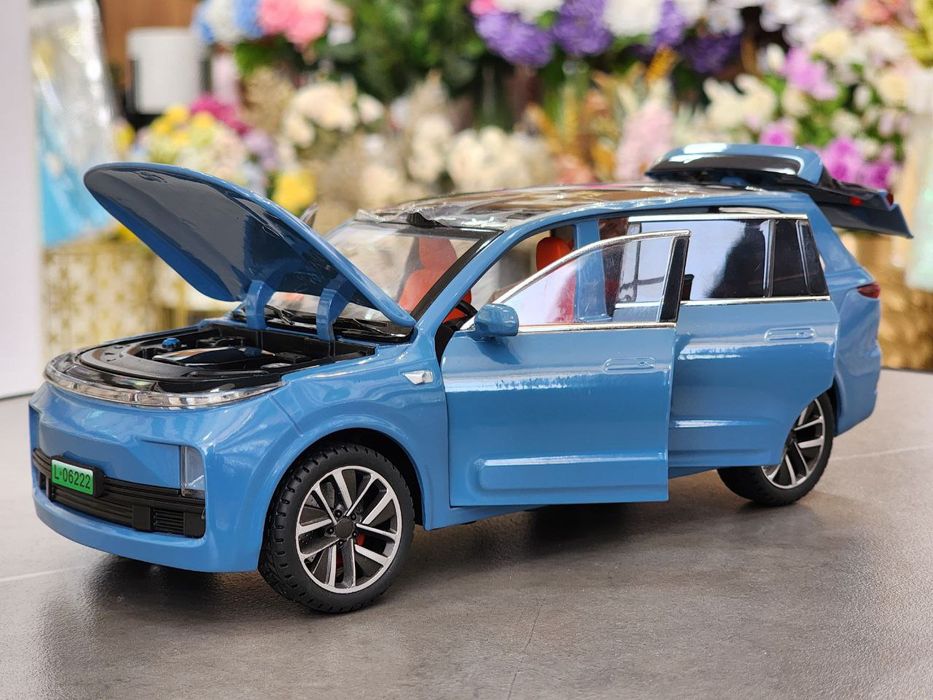 Li L9 1:24 o'yinchoq mashina