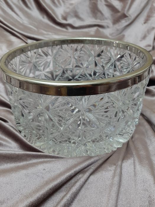 Продаю хрустальную вазу .