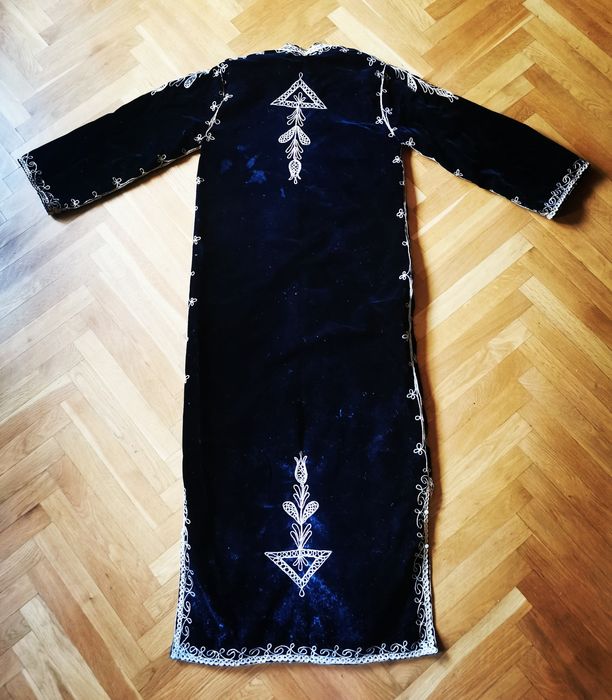 Винтидж бродиран кафтан и две винтидж узбекски шапки "Тубетей"