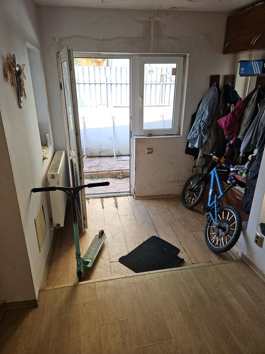 Închiriez 3 camere la curte închiriez depozitare lucruri  paza non stop
