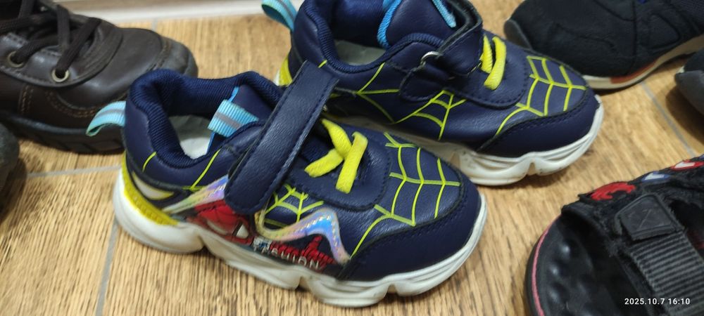 Детская обувь. Сапожки Ботинки кроссовки сандали