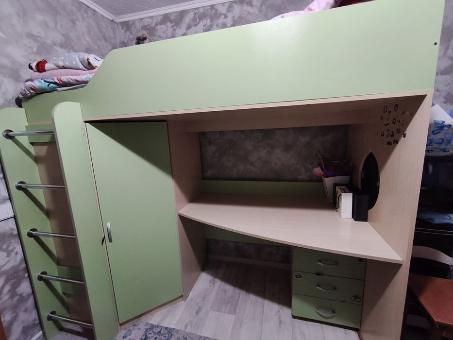 Продам кровать со столом