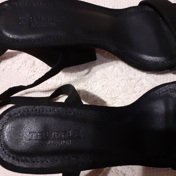 Елегантни дамски сандали.