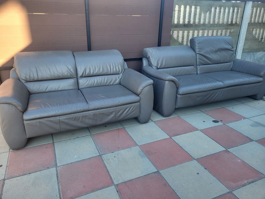 Vand 2 canapele fixe din piele