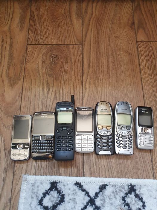 Vând  telefoane  de colecție
