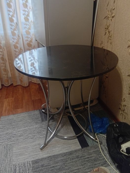 Продам срочно круглый стол.