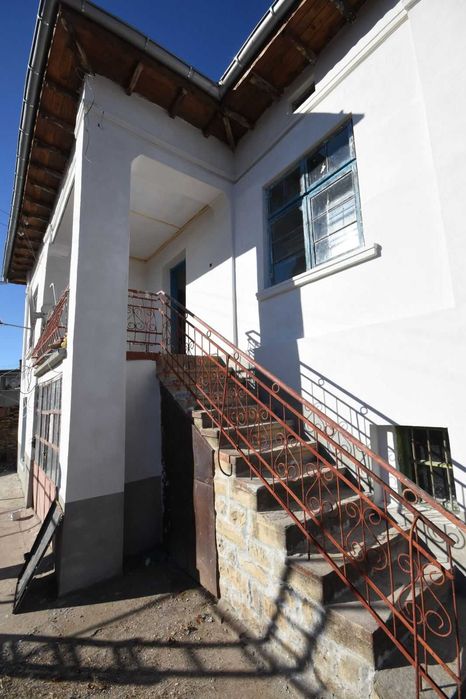 Двуетажна къща в село Долна Липница