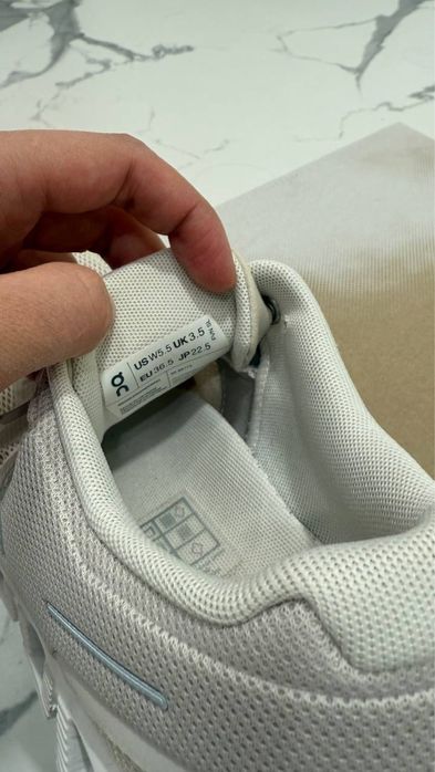 Кроссы ON знаковая модель Cloud5.