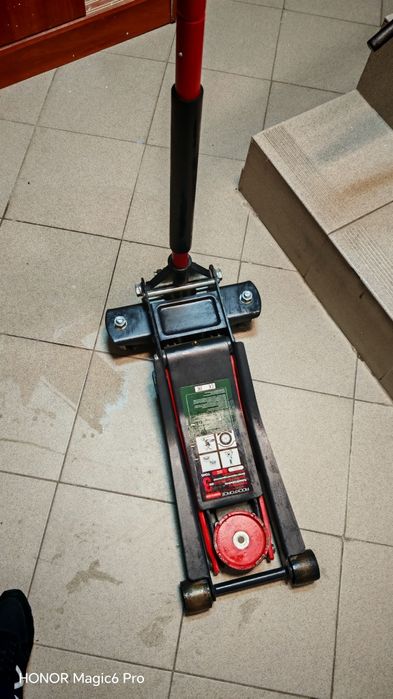 Домкрат ROCKFORCE 3t, T830018