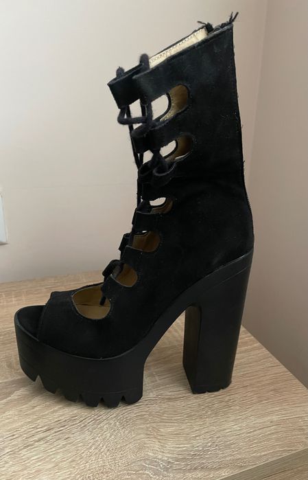 Високи токчета с връзки