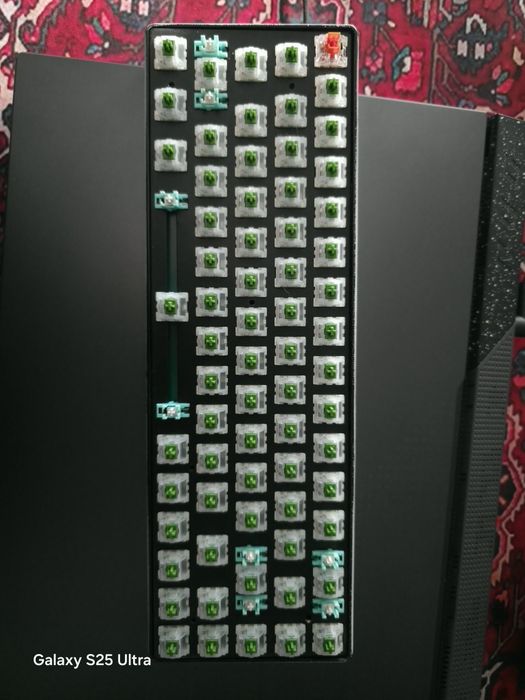 Vând tastatura mecanica custom,68 taste-65%