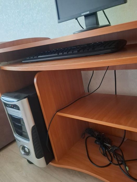 Продам компьютерный стол