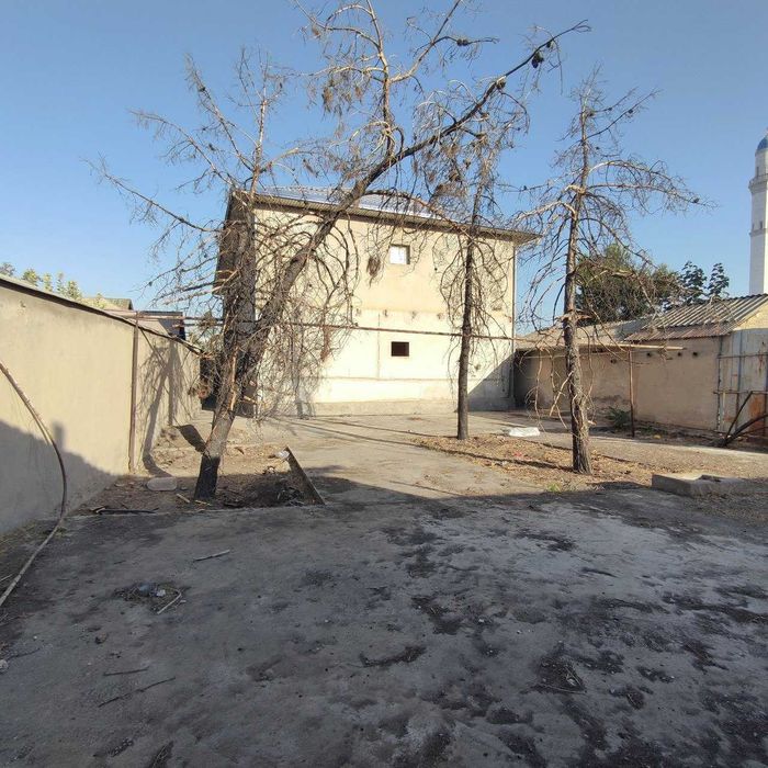 Продается участок с двух-этажным домом,рядом с Мечетью.
