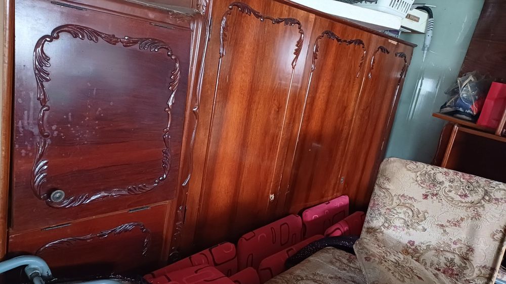 Mobilă veche din lemn