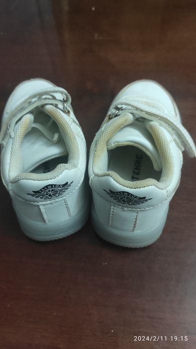 Детские кроссовки