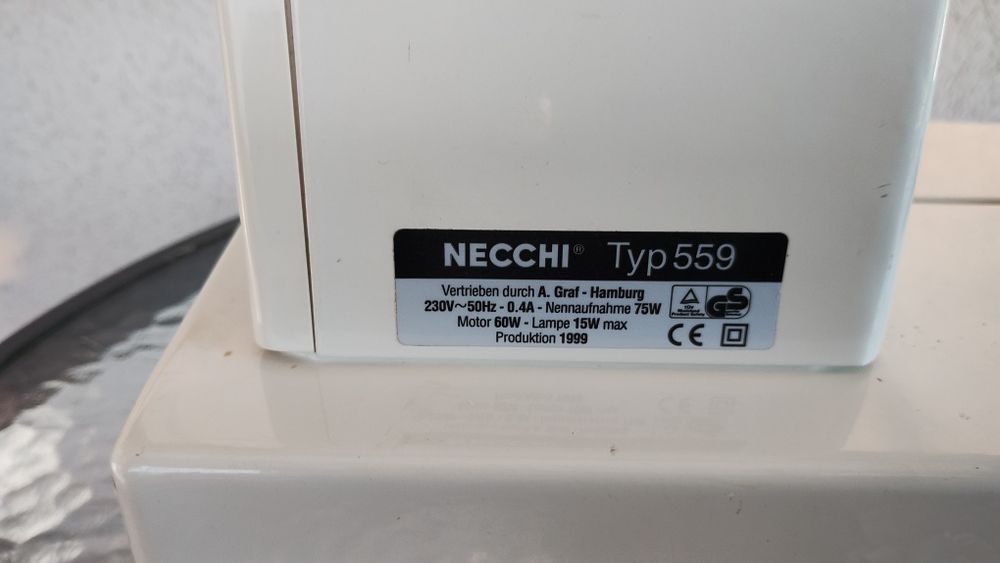 Отлично работеща шевна машина.