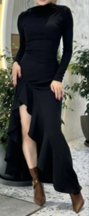 Вечернее платье с высоким разрезом