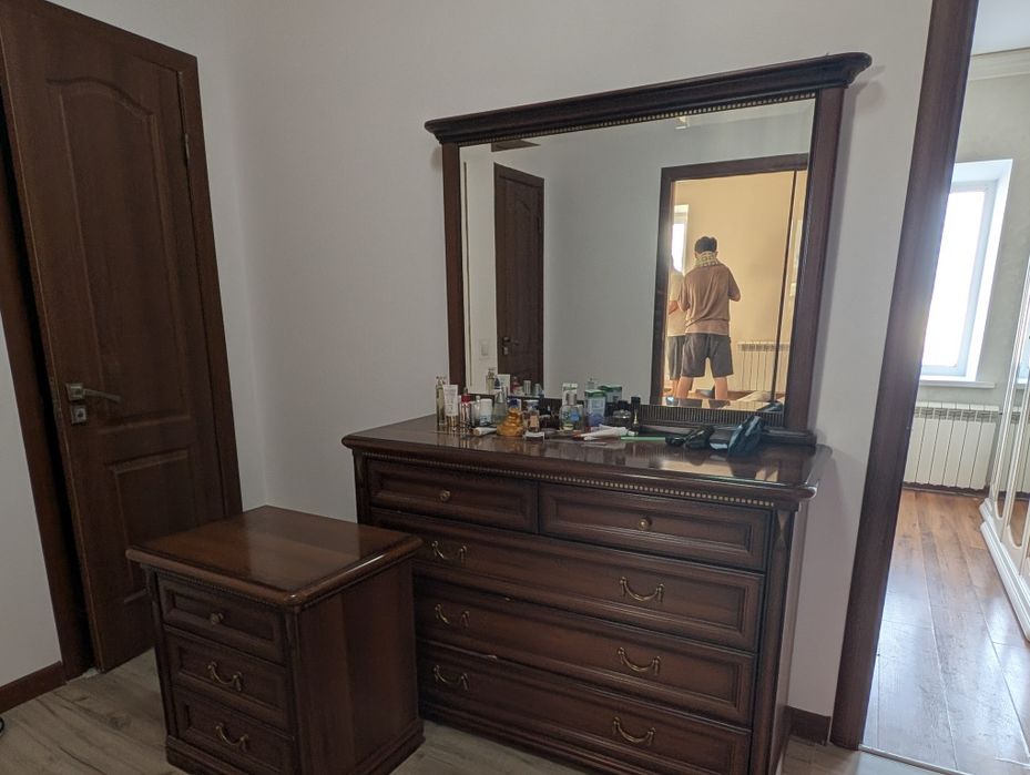 Комод с зеркалом и с комплектом (2 тумбочки)