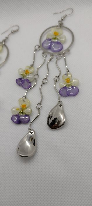 Обеци с естествен цвят на градински теменужки.