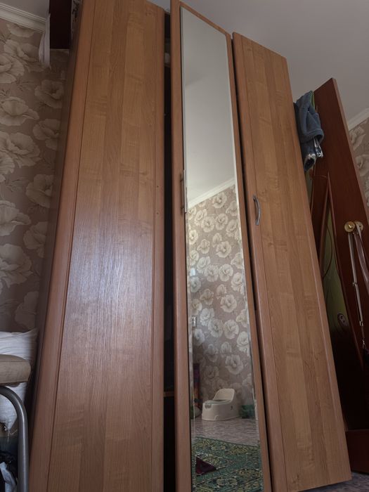 Продаётся шкаф. Внутри: • 5 полок; • отделение для вешалок. Б\у