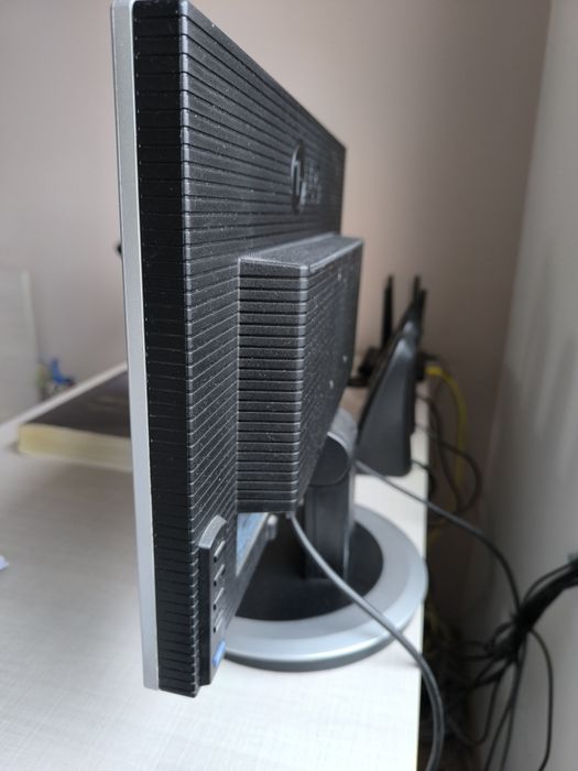 Компютър+монитор+колони за музика+инсталиран Уин. 11 Pro