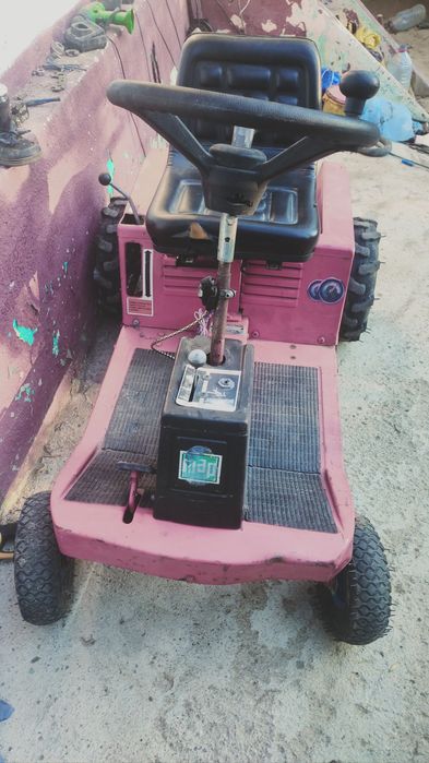 Vând tractoraș de gazon sau schimb cu ATV