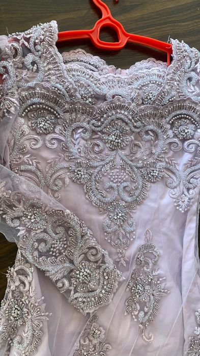 Женская одежда; Вечерняя платье грязно розовый, узоры из бисера.