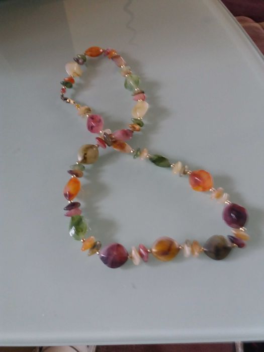 colier agate mov si verzi  -100 lei si colier negru cu pietre - 50 lei