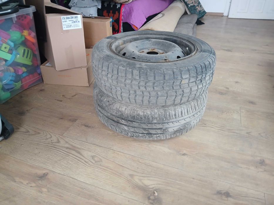 Două anvelope  185/65/15  cu 100 lei buc