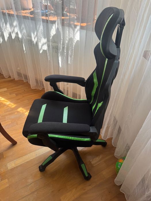 Игровое компьютерное кресло с подставкой для ног
