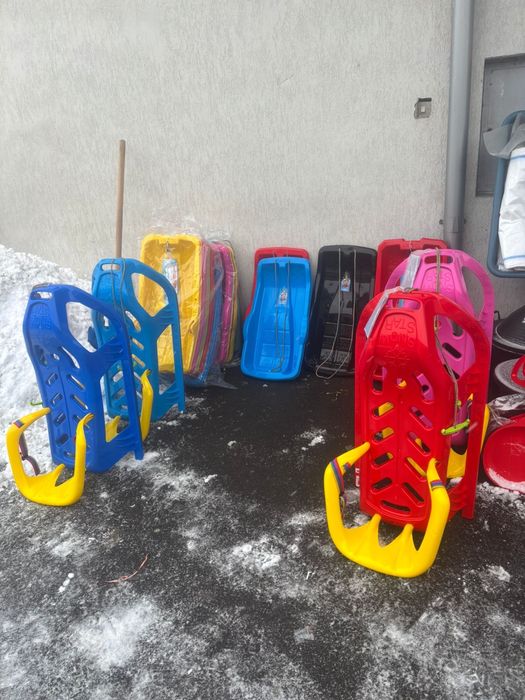 Sanie plastic Polonia cu spătar galben si bob cu frână și fără frână .