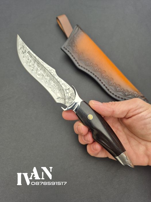 Японски ловен нож от дамаска стомана и сърцевина VG10 с кожена кания