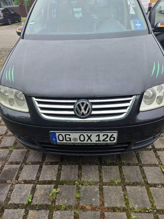 Mașina wolkwagen touran