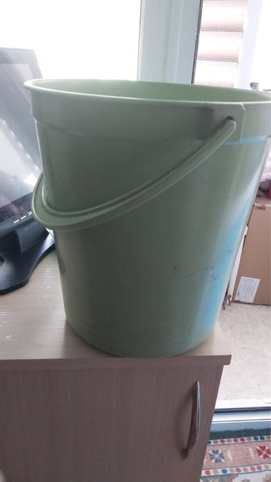 Пластмассовое ведро с крышкой