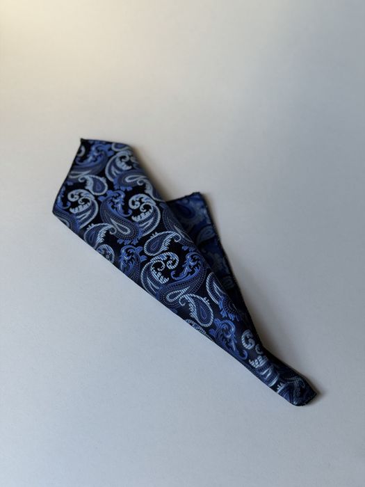 Cravată Elegantă Bleumarin cu Model Paisley Albastru și Batista Asortată
