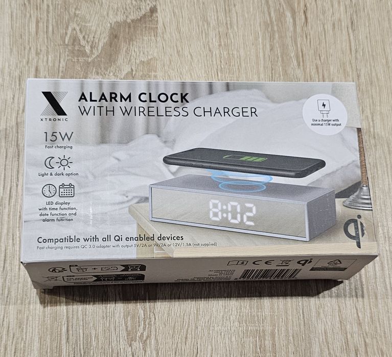 Настолен часовник с безжично зарядно за смартфон.