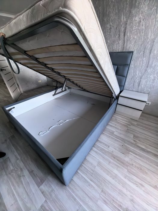 Продам кровать с матрасом