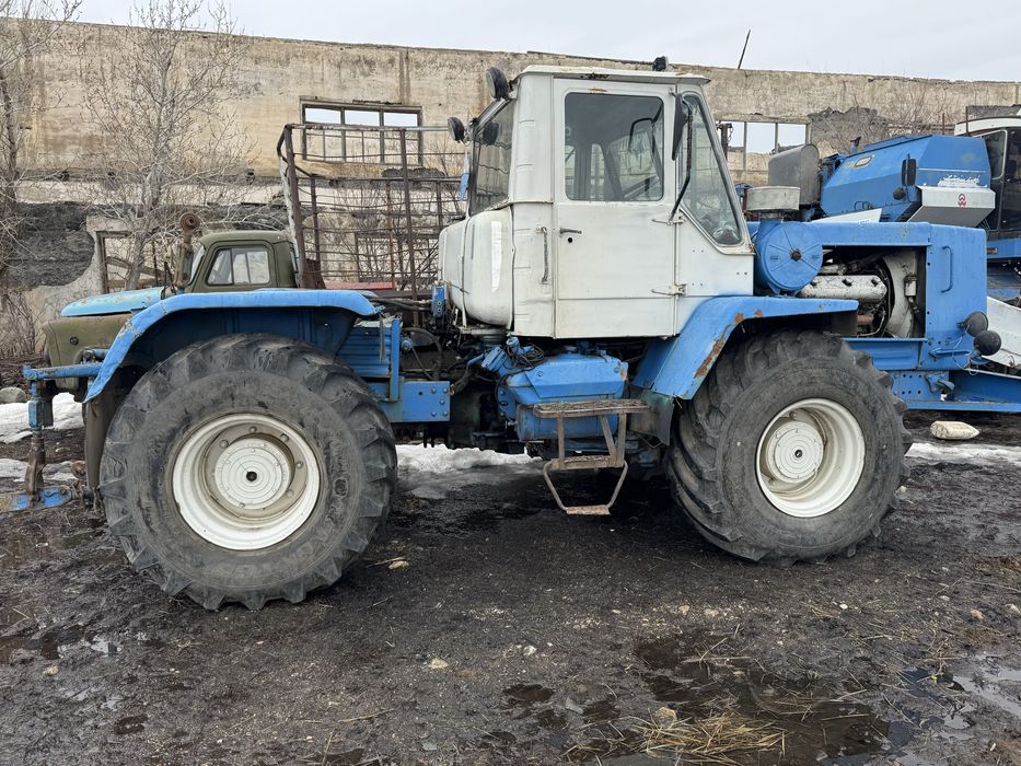 Трактор т150 с плугом