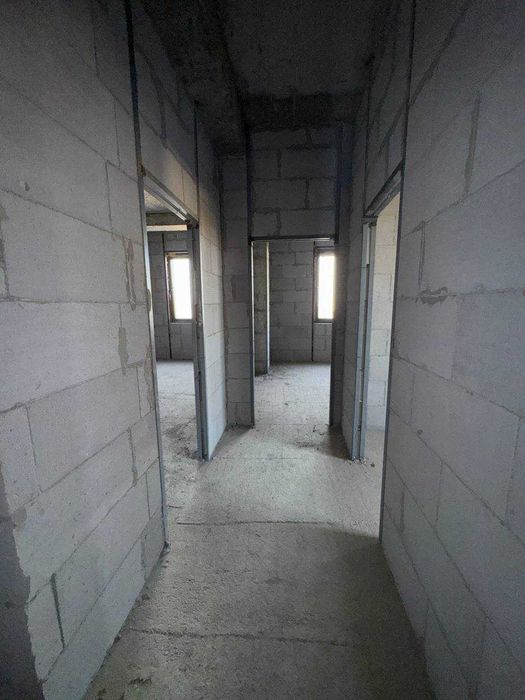 Срочно сотилади 77 м кв ли 2 хонали уй таийор кдастрли